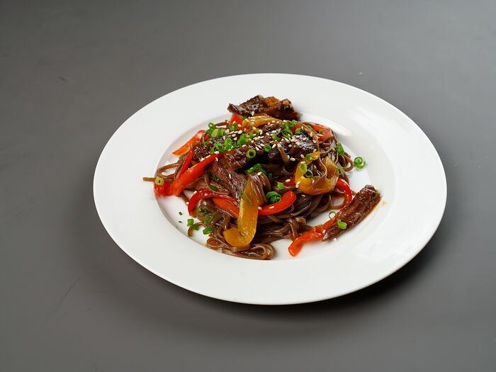 Гречневая лапша Wok с говядиной и овощами