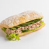 Фото к позиции меню Сэндвич с тунцом, огурцом и сливочным сыром