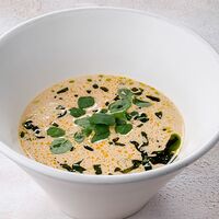 Сливочный суп биск с креветками и кальмарами