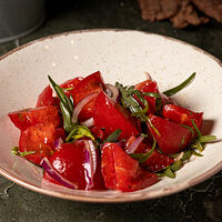 Салат из помидоров с красным луком и тархуном
