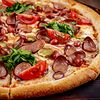 Фото к позиции меню Пицца с колбасками и фасолью