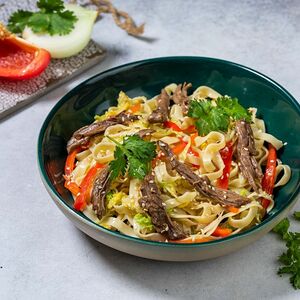 Лапша яичная с говядиной и овощами