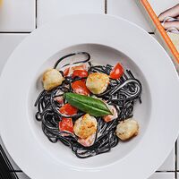 Чёрные спагетти с фрикадельками из кальмара