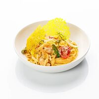 Спагетти с креветками, спаржей, цукини, черри и соленым арахисом в соусе сливочный карри
