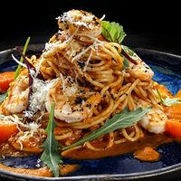 Спагетти с тигровыми креветками в соусе Арабьята