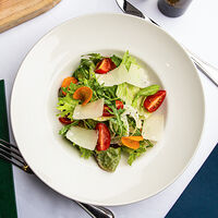 Зеленый салат со свежими овощами и пармезаном