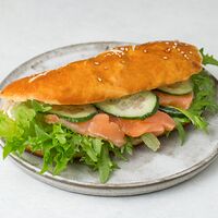 Сэндвич на сдобной булке с семгой