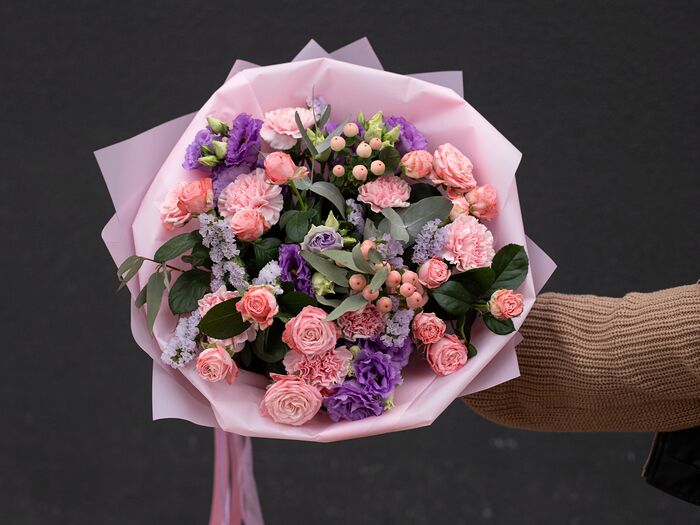 Букет цветов Сиреневый туман из пышных роз, зелени и эустомы