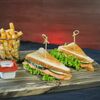 Фото к позиции меню Сэндвич с лососем и картошка фри