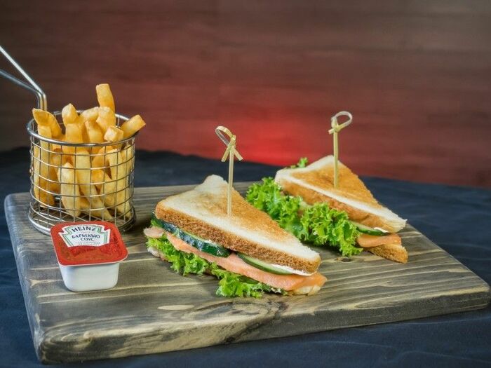 Сэндвич с лососем и картошка фри