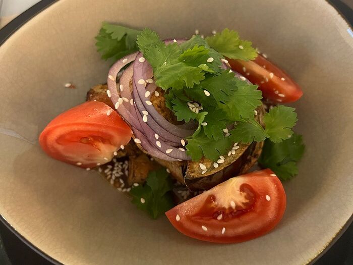 Тёплый салат с хрустящими баклажанами в азиатском соусе