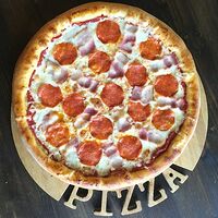 Пицца с беконом и пепперони