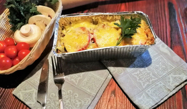 Картофель по деревенски с морским окунем в кляре под сыром