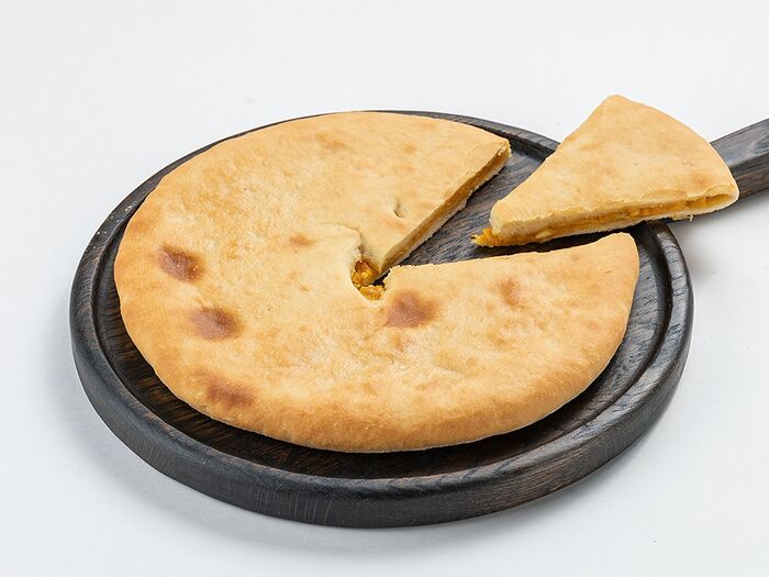 Осетинский пирог с тыквой, беконом и сыром