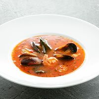 Томатный суп с морепродуктами и листьями лайма