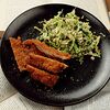 Фото к позиции меню Куриный шницель с зеленым салатом и жареными орехами