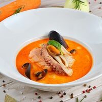 Сливочный суп с морепродуктами и томатами