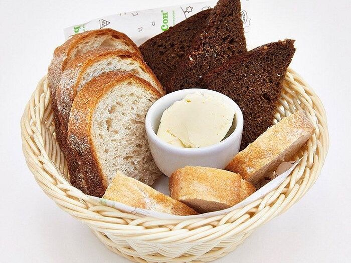 Черный хлеб и белый хлеб фото