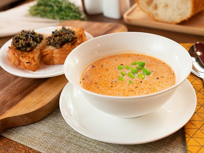 Суп Минестроне из свежих овощей с брускеттой с пряной оливковой начинкой и соусом на выбор