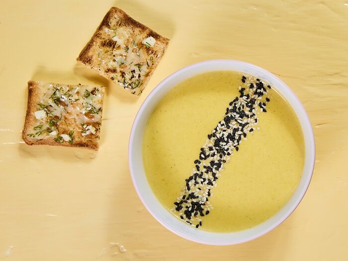 Овощной крем-суп с брокколи и гренками