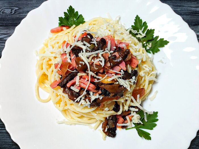 Спагетти с ветчиной и грибами под сыром