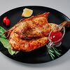 Фото к позиции меню Запечённый цыпленок в маринаде с соусом от шефа