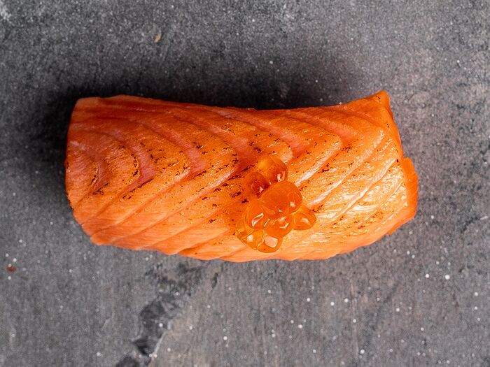 Суши опалённый лосось