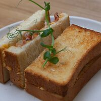 Гранд-сэндвич с мраморным сыром и беконом