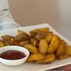 Фото к позиции меню Жареный картофель по-деревенски с кетчупом