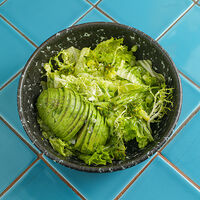Зелёный салат, авокадо