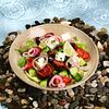 Фото к позиции меню Греческий салат с брынзой и фисташкой