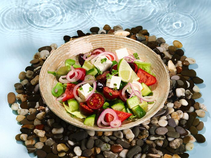 Греческий салат с брынзой и фисташкой