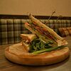 Фото к позиции меню Сэндвич с карбонадом и соусом тартар