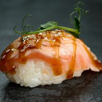 Суши опалённый лосось