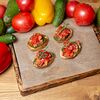 Фото к позиции меню Мини-брускетты с томатами и соусом песто