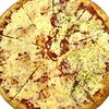 Фото к позиции меню Пицца большая Колбасная с сырком 2 вкуса
