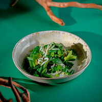 Зеленый салат с кальмаром