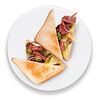 Фото к позиции меню Сэндвич с ростбифом, халапеньо, красным луком и горчичным соусом