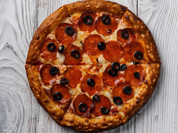 Пицца Панда Ставрополь. Пицца овальной формы. Пицца круглая коробка квадратная. Почему коробка квадратная пицца круглая а куски треугольные. Почему пицца круглая а коробка