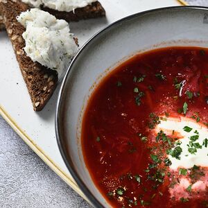 Борщ с говядиной, гренками из чёрного хлеба и перетёртым салом