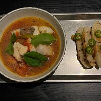 Мурманский суп с морепродуктами хрустящими багетами и соусом руй