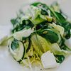 Фото к позиции меню Зеленый овощной салат с авокадо и сыром Фета