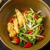 Салат с креветками в тайском соусе