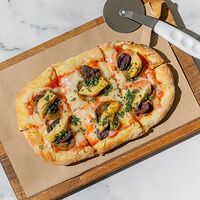 Пицца с артишоками, грибами, оливками и ветчиной
