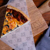 Фото к позиции меню Тарт с курной грудкой, брокколи и голубым сыром