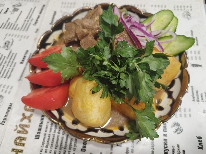 Казан-кебаб из говядины с овощным салатом