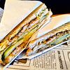 Фото к позиции меню Сэндвич с куриным филе, сыром и луком фри