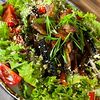 Фото к позиции меню Теплый тайский салат с нежной телятиной и баклажанами терияки