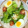 Фото к позиции меню Микс салатов с куриным филе, томатами, яйцом и заправкой