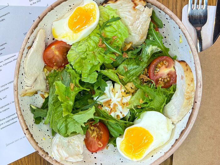 Микс салатов с куриным филе, томатами, яйцом и заправкой